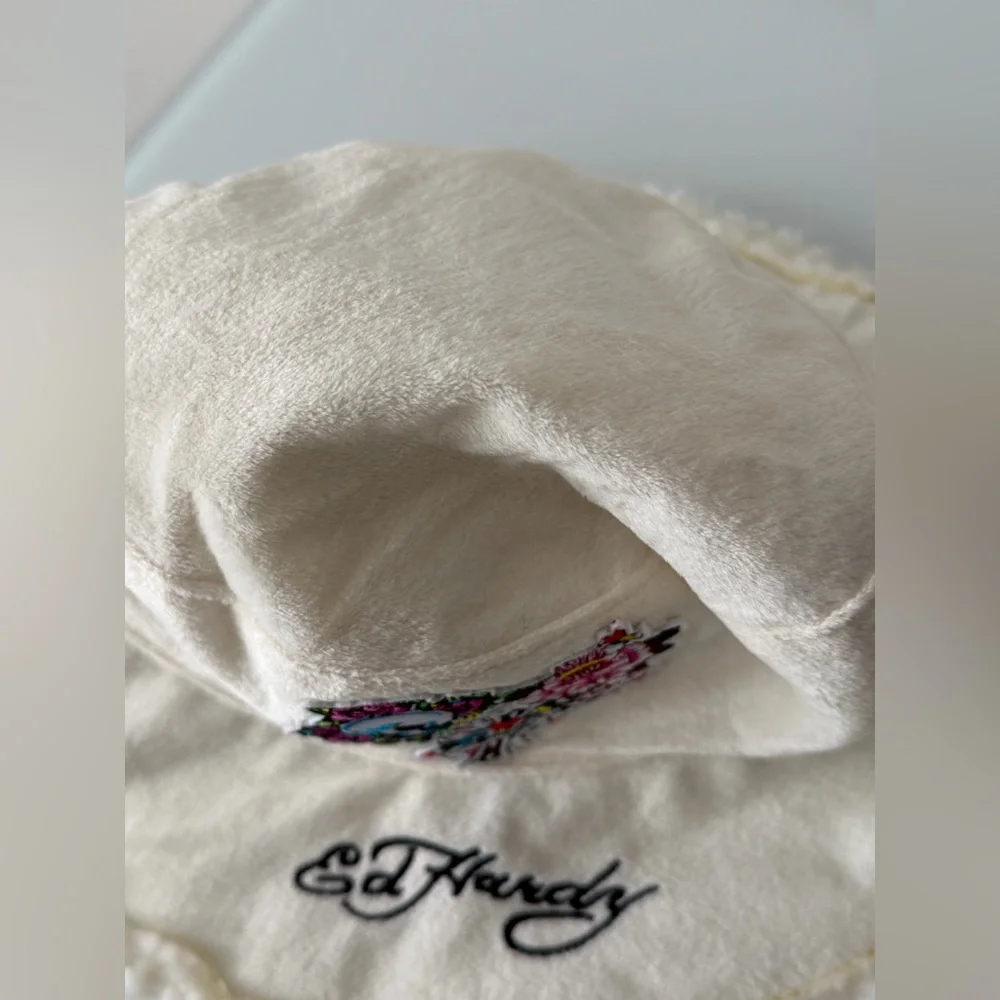 Ed Hardy fleece White Bucket Hat Embroidered skull Heart Design